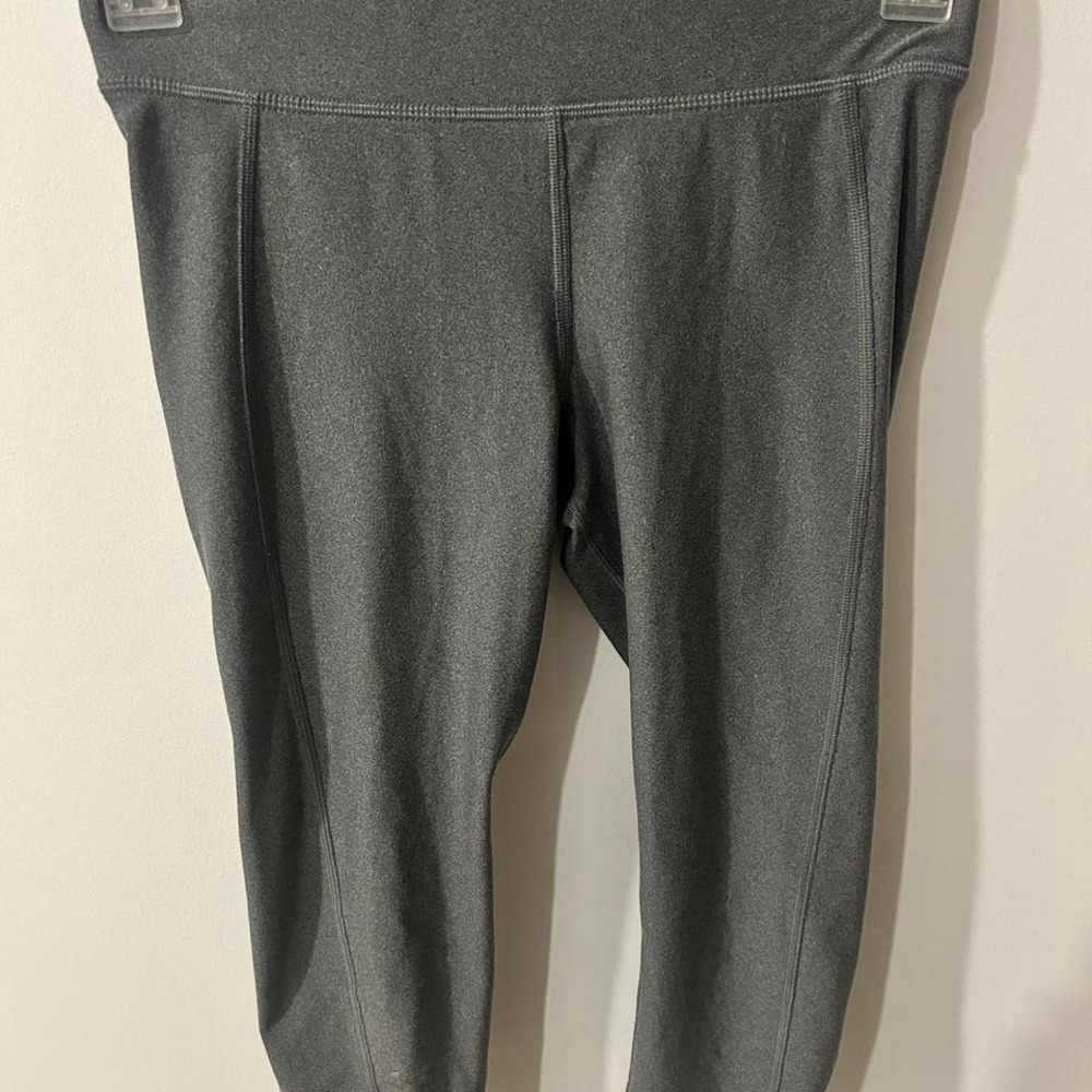 Under Armour compression grey capri leggings Size M
